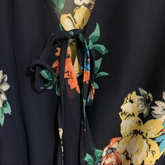 Love Tree Loose Flowing Lined V-Neck with Tie Blue Floral Print Romper. Size M - Picture 8 of 12